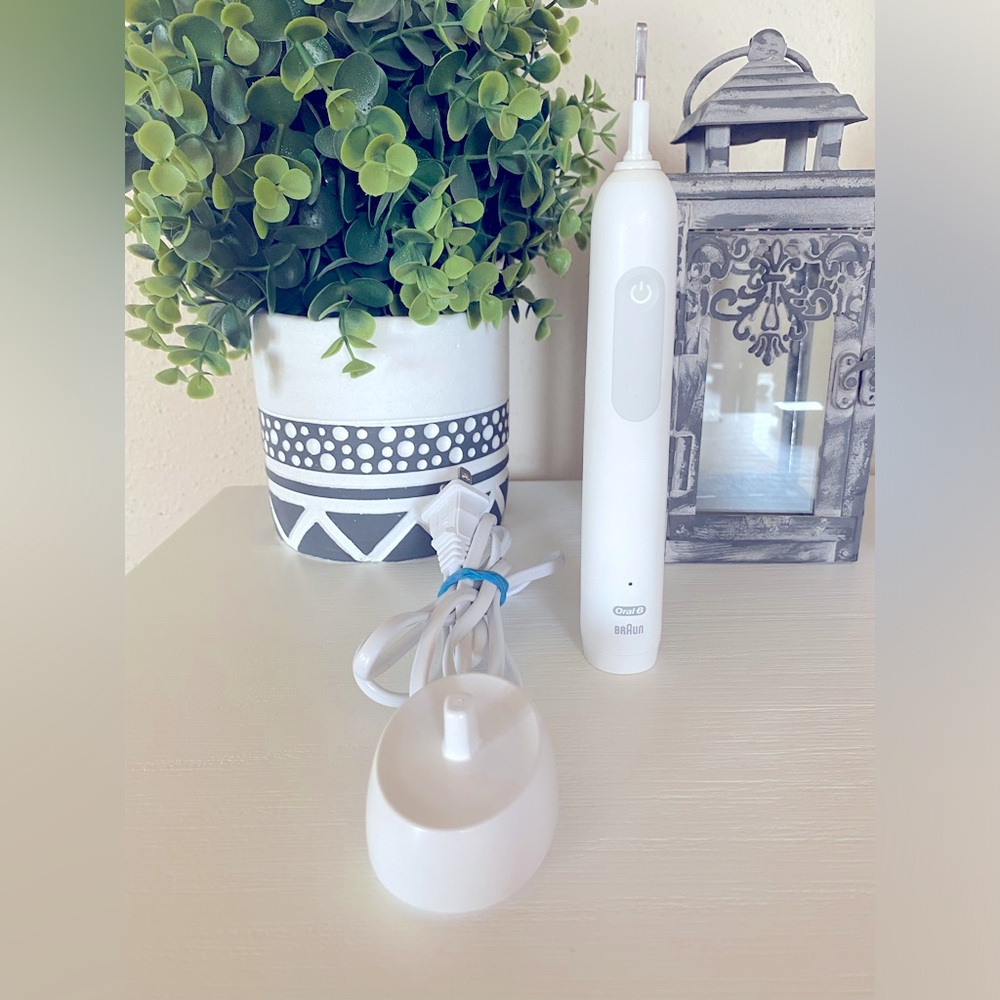 Oral-B Braun 3791 white Rechargeable Electric Toothbrush Handle and charger Used
